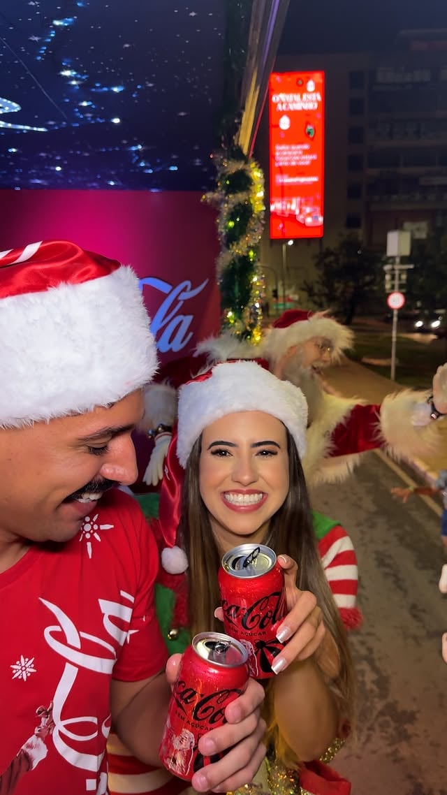 Realizamos um sonho de Natal! Afinal, todo mundo sabe que só é Natal de verdade quando a caravana da Coca-Cola passa. Tivemos a oportunidade de vivenciar essa experiência que nos acompanha desde pequenos de pertinho e confirmamos que a magia acontece! ❤️No Natal tudo é possível, portanto, celebre o que realmente importa; os sorrisos, a união de quem amamos e o maior presente que podemos dar uns aos outros: os abraços! 🎄Para saber mais sobre as Caravanas que estão passando em todos Brasil, acesse: https://cokeurl.com/marcosfelmCaravana@cocacola_br #publicidade #AMagiaAcontece by @marcosfelm
