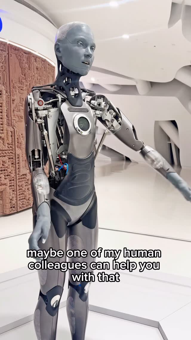 Little conversation with a robot in Dubai. by @mamikoyoko