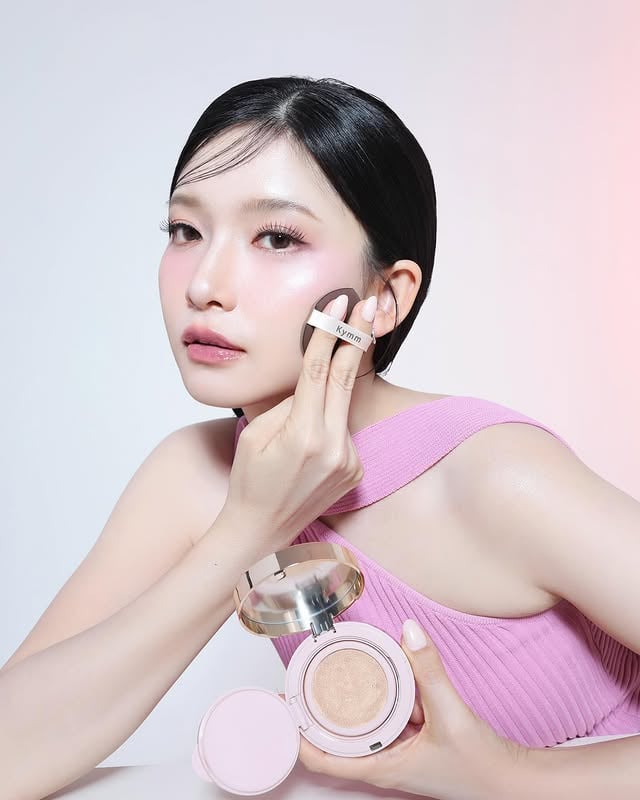 Photoshoot for Kymm skin.Photo by : @veronicaeteng @met__studio Make up : @felicia.artistry Hair : @shuumakeuphairdos Styled : @smallbliss_ ......#vscocam #style #nofilter #bestoftheday #vsco #instagram #girls #followforfollow #korean #selfie #f4f #l4l #beauty #pretty #likeforlikes #toptags #throwback #summer #trending #photo #cool #nice #makeup #igfashion #viral #sunset by @yuyusoeteja