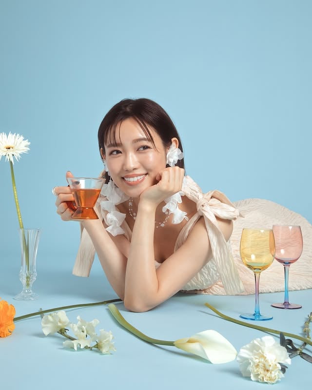 「NONO TEA」山口乃々華プロデュース「NONO TEA」発売決定！私がプロデュースした紅茶がNOT TEAオンラインサイトにてアールグレイと燻製の2種類発売となりました。緊張する場面で、味方になるお守りのようなものが欲しい。舞台やミュージカルの本番で常に緊張感に包まれるからこそ、癒されたり、気を緩められたり、口角が自然と上がるようなものの存在はとても大切。私にとって心を支える大きなもの。不安でついつい下を向いてしまうときだって、前向きな気持ちを引きだして、心に寄り添う紅茶でありたい。そんな想いを込めたNONO TEAです。先日、ののりき会で初お披露目を終え、本日からみなさまのもとへ✨二種類の和紅茶をぜひお試しください♡🩵CHUTCHU(チュッチュ)・味わい狭山の豊かな風土で育まれた茶葉を使用した和紅茶に、天然のベルガモットオイルのみで香り付けをしたアールグレイ紅茶のティーバッグです。華やかで爽やかな柑橘の香りがふわりと広がり、和紅茶ならではのまろやかな甘みと優しい渋みが調和した、上品な味わいが特徴です。ホットはもちろん、アイスティーにしてもすっきりとした飲み心地をお楽しみいただけます。リラックスタイムのお供に、贅沢なひとときをお届けします。Thank you📷 @jessekojima 💄 @mame__0312 👗 @0922_shoko @annaxtunnn 🫖 @motto0314 🫖 @cha_marukyou 💻✒️ロゴデザインなど @ryo_bench#nonotea#ノノティー by @yamaguchi_nonoka_official