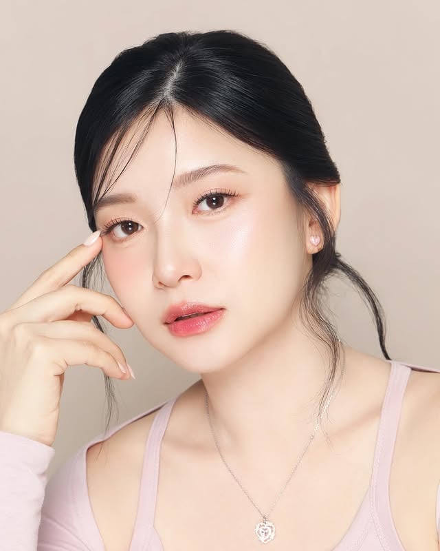 Yuyu gross #meonggPhoto by @veronicaeteng @met__studio Make up @byelicetamara Hair do @hairdobyelena .......#vscocam #style #nofilter #bestoftheday #vsco #instagram #girls #followforfollow #korean #selfie #f4f #l4l #beauty #pretty #likeforlikes #toptags #throwback #summer #trending #photo #cool #nice #makeup #igfashion #viral #Photoshoot by @yuyusoeteja