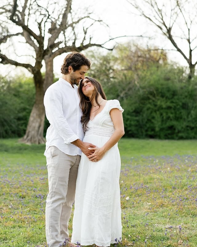 mom & dad💌 the dreamiest shoot ever for the sweetest phase of our lives. ive been just holding onto all of these and cherishing them. @victoriagreigphotography_ did so so so good I could cry I just love them all🫶🏻 by @clairecouvsmith