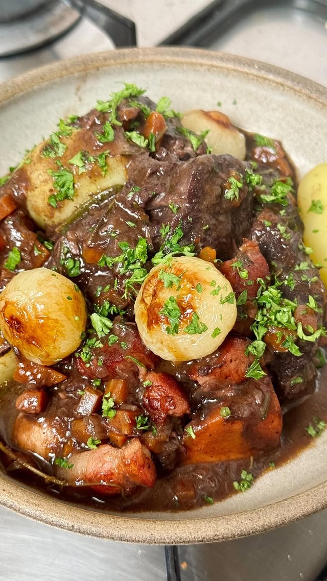 BOEUF BOURGUIGNON 🔥❄️Les ingrédients :- 1kg de boeuf (jarret et paleron)- 2 oignons- 2 branches de céleri- 3 carottes- Thym- Romarin - Laurier - 1 bouteille de vin rouge- 1 verre d’eau (si besoin pour couvrir la viande)- 250g de lard fumé- 200g de champignons- 15 oignons grelot- Pommes de terre#bourguignon #recette #whoogys #winter #confortfood #instafood #foodporn by @whoogys