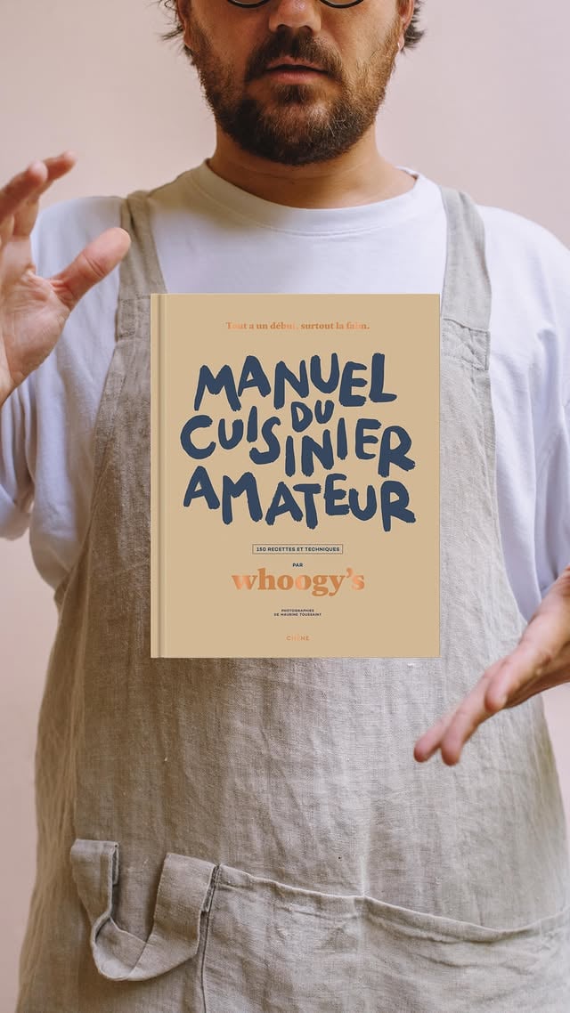 🔥 BREAKING NEWS 🔥LE LIVRE EST DISPO PARTOUT EN PRÉ-COMMANDE➡️ Le lien est dans ma bioAprès plus de 6 mois à garder l’info secrète, j’ai enfiiiin l’immense honneur de vous annoncer que ... JE SORS MON LIVRE DE CUISINE !!Bien plus qu’un livre de recettes, le Manuel du Cuisinier Amateur est un recueil de techniques, de pas à pas, de recettes et de bonne humeur pour aller plus loin dans votre passion de la cuisine. Ce livre que vous tiendrez bientôt entre vos mains sera, je l’espère, celui que vous salirez en cuisinant, celui que vous bouquinerez dans votre canapé, celui que vous partagerez avec vos enfants, celui que vous choisirez pour vos prochains dîners, mais aussi, et surtout, celui qui vous donnera envie de passer plus de temps en cuisine. Merci à vous, vous qui suivez et construisez l’aventure Whoogy’s depuis le premier jour, hier ou même aujourd’hui ! Je suis désolé de vous avoir caché aussi longtemps ce si beau projet mais sachez que vous faites partie intégrante de l’âme de ce livre. PS : @maurine.toussaint (qui a réalisé toutes les photos du livre <3) vous livrera quelques photos du making-of durant tout le mois de novembre. 🫣Merci @bureauberger pour la beauté de l’objet !Sortie : 30 novembre 2022Aux @editions.duchene by @whoogys