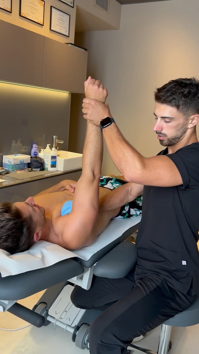 🗣️🇮🇹 DOLORE SPALLA CAUSATO DA SOLLEVAMENTO PESI 🏋️ Mio fratello è venuto oggi in studio per un problema di dolore e limitazione nel movimento della spalla destra. Dolore anteriore soprattuto rievocato dagli esercizi di spinta durante gli allenamenti di PETTORALI E DELTOIDI.‼️Attraverso l’esame obiettivo è emerso che il problema era causato da una disfunzione muscolare del Gran pettorale e piccolo pettorale. Il deltoide anteriore non rievocava minimamente la sua sintomatologia.Con tecniche manipolative HVLA e tecniche di Myofascial trigger point (@functional_trigger_point ) abbiamo migliorato subito la mobilità e il dolore riferito💪🏼🗣️🇺🇸 SHOULDER PAIN CAUSED BY WEIGHTLIFTING 🏋️ My brother came to the office today due to pain and limited movement in his right shoulder. Anterior pain especially evoked by pushing exercises during PECTORS AND DELTOIDS workouts.‼️Through the objective examination it emerged that the problem was caused by a muscular dysfunction of the pectoralis major and pectoralis minor. The anterior deltoid did not evoke his symptoms in the slightest.With HVLA manipulative techniques and Myofascial trigger point techniques we immediately improved mobility and reported pain💪🏼#osteo #osteopata #osteopatia #osteopathy #osteopath #chiro #chiropractor #adjustment #quiropraxia #chiropracticadjustment #spalla #bodybuilding #sollevamentopesi #dolore #pain #shoulderpain #spine #spinehealth #healthcare #lombalgia #cervicalgia #trattamento #palestra #pettorali #gym #gymworkout by @davideborromini_osteopata