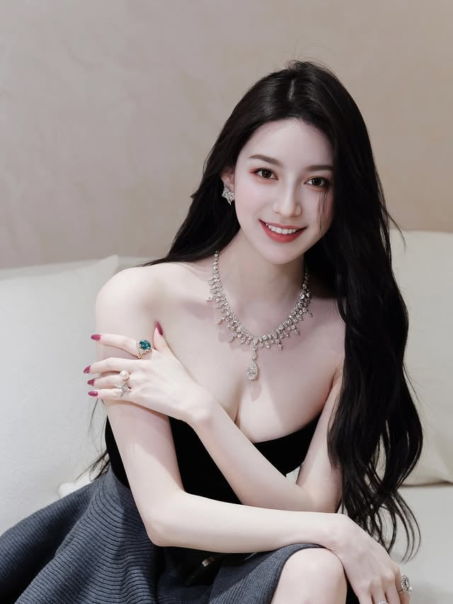 「Tiffany’s night✨💎」A night to remember—wrapped in elegance, style, and a little sparkle.#TiffanyAndCo #EventLook #EveningGlam #LuxuryStyle #FashionInspo #ElegantVibes #OOTD #RedCarpetReady #DesignerStyle #HighJewelry #ChicLook #LuxuryEvent #StyleIcon #上海時尚 #名媛風 #高級感穿搭