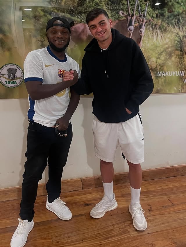 God over everything, wiki kubwa na yenye historia kubwa kwenye maisha yangu ya upenzi na ushabiki wa the best and the most beautiful club in the world, @fcbarcelona and yesssssss this is me and the best midfielder in the world @pedri kiungo pekee anayefanya mpira umuabudu 🔴🔵Visca Barcaaa by @creez_favors