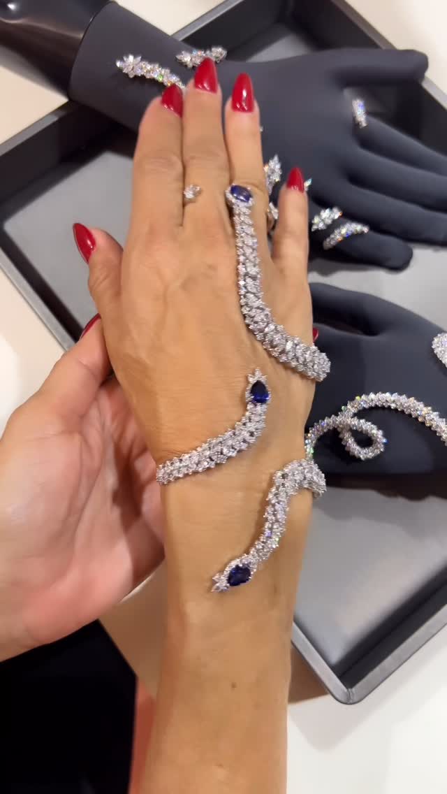 Hands down…. @yeprem have the best hand pieces! 👏🏻 Love this diamond and sapphire one, makes even my old hands look good! 😉And yes - it’s super comfy to wear!!! Contact @yeprem to learn more about their iconic hand pieces. 😊 by @thediamondsgirl