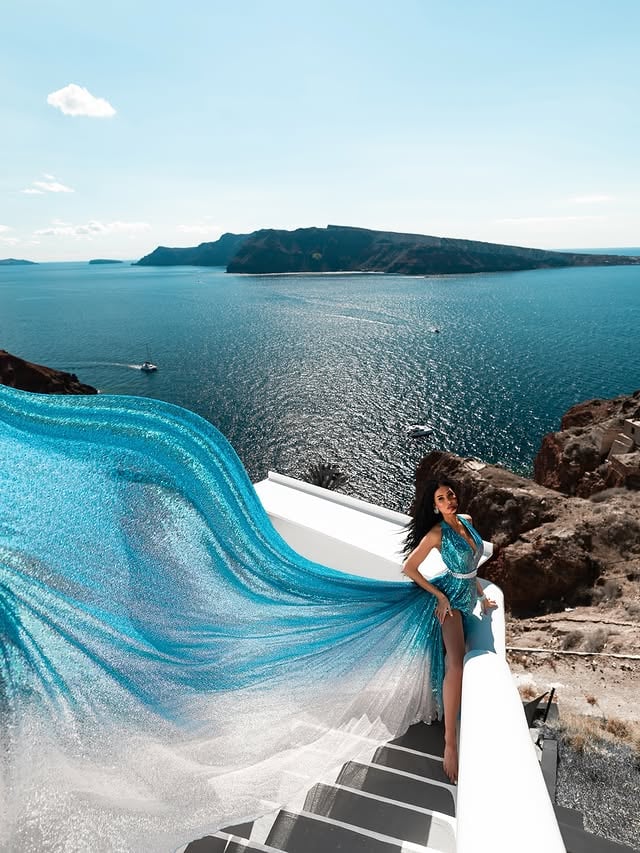 Magical moments with: @santorini_lion 📸✨#santorini#santorinidresses#santoriniphotographer by @mskeehn