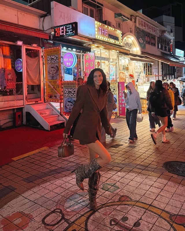 Le mie prime 48 ore a Seoul: non riesco a usare le bacchette (ma questa non è una novità), sto mangiando tanto riso (perchè quasi tutti i cibi coreani sono piccantissimi e hanno la cipolla), ho fatto fare un ritratto di Gnomo e Nadine che ho già perso, preferisco Seoul a Tokyo, ho promesso al Serpella che non tornerò a casa con una marea di stupidate come la scorsa volta in Giappone. *tra tutte queste cose ce n’è una che non è vera