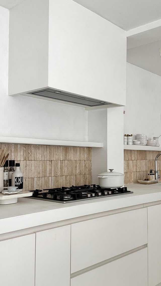Hier dan het resultaat van de keuken make-over. Het was een klusje, maar zó leuk om te doen, helemaal omdat je al zo snel resultaat en verandering zag.Gaaf om te zien hoe je met een relatief klein budget zo’n grote verandering kan bewerkstelligen. De keuken voelt weer als nieuw!Nu ben ik heel benieuwd wat jullie ervan vinden?En heb je vragen? Stel ze gerust!Fijne dag ♡Met dank aan:@van_beton voor de mineral paint op het aanrecht, het plankje boven het aanrecht en de afzuigkap in de kleur Snow@meisjesvansteen voor de prachtige travertin ‘Madeleine mozaïek’ tegeltjes @thekitchenflipper voor het wrappen van onze vergeelde keuken•#kitchenmakeover #kitchenwrap #travertinetiles #mineralpaint #whitekitchen #kitchenrenovation by @thuisbijsuus