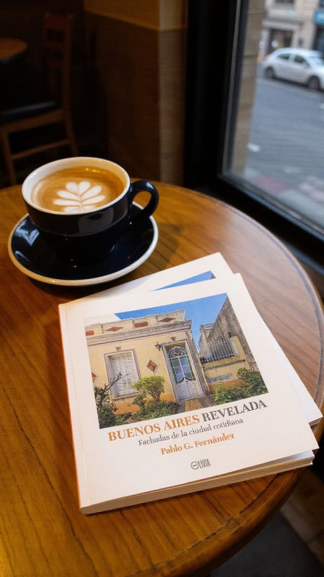 BUENOS AIRES REVELADA no es solo un libro de fotos, es el resultado de caminar y mirar. Nació de esa práctica diaria de compartir imágenes en Instagram, con una herramienta que siempre tenemos a mano: el celular. 🤳🏻Mi objetivo nunca fue mostrar la ciudad de la postal o la icónica, sino esa arquitectura cotidiana y muchas veces anónima que nos cruzamos todos los días y que, en el trajinar diario, dejamos de ver. 👀Como digo en el video, la frase que resume el proyecto es la invitación que les hago a ustedes a que recorran la ciudad, levanten sus ojos y, por supuesto, realicen también sus propios registros fotográficos. 📷Espero de corazón que esta publicación les permita redescubrir Buenos Aires con otros ojos y desde una nueva perspectiva. ✨¡Gracias por ser parte de esto! Y a mirar para arriba, siempre. ⬆️ ¿Dónde conseguir el libro? 🛒Pueden comprarlo online a través de la tienda oficial de @editorialolivia, que hace envíos a todo el país. Les dejo el link en mi bio y en mis historias, cualquier duda me escriben por privado. Disponible en español y en inglés, BUENOS AIRES REVELADA es un recorrido por las fachadas de la ciudad cotidiana, un homenaje a la construcción colectiva de nuestro patrimonio y, sobre todo, una declaración de amor a sus calles, su arquitectura y su historia. 📖❤️📍 Filmado en @espaciobarolo. 🎬 Realización: @merengue.productora....#buenosairesrevelada #ig_buenosaires #igersbsas #loves_buenosaires #visto_en_buenosaires #vivirenbuenosaires #bairesgrams #buenosairesoftheday #igersbuenosaires #likebuenosaires #buenosairesphoto #buenosairescity #mifotoenbaires #mimiradaporteña #arqgentina #buenosairesciudad #buenosaires_ig #bsasfotos #urbanosaires #bsas_streetphotography #arquitecturabuenosaires #visitbuenosaires #building_shotz #loves_buenosaires #architecturalphotography #facadelovers #streetphotography #urbandetails #withgalaxy #accidentallywesanderson 🤳😎 by @pablofe70