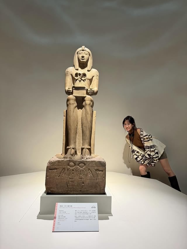剛從奇美博物館的《埃及之王：法老》特展回到現世，實在是太震撼了～～雖然時間不太足夠去把每一條的導覽都完整細看但整場展覽的敘事感強到讓人完全移不開眼睛其中有一項展品特別深得我心，一塊泥板紀錄了三千年前巴比倫國王對埃及法老的吐槽，總之就是抱怨回送的禮物品質太差數量太少之類原來這種收到NG交換禮物的心情法老三千年前就幫我們體驗過了，也很好奇當初第一位翻譯這塊泥板的考古學家有沒有覺得我到底翻了什麼？？？？總之可以在展覽中看見這種跨時空的人性共鳴真的好好笑另外一定要看關於沙布提俑的介紹，沙布提俑就是法老們的冥界代班員工逛到這一區，覺得眾法老們的沙布提俑作工都好精緻細膩，唯獨最後看到拉美西斯六世的那尊，荒謬到我不小心笑出來(;_;)雖然展場裡非常多視覺上震撼的展品，像是動輒一千五百公斤重的拉美西斯二世巨像拳頭、充滿威儀的法老坐像，或是花了五天時間重新組裝在奇美博物館的石牆等等但但但，對我來說那些藏在文物背後的有趣小故事反而比宏偉的遺蹟更迷人ԅ(,,´﹃`,,*ԅ)然後最後的VR絕對是要空出時間體驗一下甚至過山洞的時候會下意識讓自己彎腰穿過體驗結束後摘下裝置的瞬間，簡直像是直接從古埃及被拉回現世，非常沉浸最後帶了腳底刺繡著The British Museum的法老泰迪熊熊跟阿努比斯娃娃回家這次從王權日常到法老們生死信仰哲學的《埃及之王：法老》展讓人感受到這份跨時空的魔力，真心推薦ㄋㄡ#埃及之王法老#奇美博物館 by @afuuuuuuuuuu