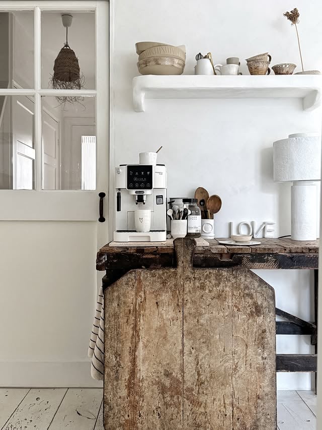 MaandagSinds vorige week duiken @frisze_blik en ik, @thuisbijsuus , elke 1e maandag van de maand in ons archief.Oude foto’s, elk met onze eigen focus ✨Bij mij staat deze week ‘de oude houten werkbank’ centraal, bij @frisze_blik weer iets heel anders.Samen te volgen via één hashtag: #samendoordejaren Leuk als jullie ook meedoen 🤗Ik wissel graag af met spullen in huis. Dan gaat er weer iets de garage in en komt er iets anders voor terug. Gewoon omdat veranderen fijn is.Maar één item blijft altijd: de oude werkbank die ik jaren geleden overnam.Van stylingobject naar vaste plek… en tegenwoordig zelfs koffietafel. Ideaal eigenlijk! ♡Wat is jouw favoriete item in huis?•#vintagedetails #oldworkbench #softtones #whiteinterior by @thuisbijsuus