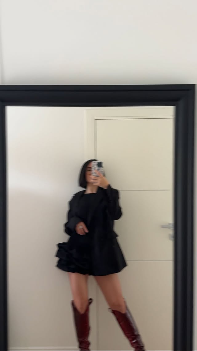 « when did I get hot ? » was I ever not ???! @FashionNova - j’ai tenté une transition digne de ce nom, au moins un bon point pour l’effort svp 🔍 Smooth Criminal Metallic Pinstripe Blazer - BlackStop To Stare Bubble Micro Mini Dress - BlackRochester Hardware Stiletto Boots - Red(ce merveilleux Reel est effectivement : une publicité)
