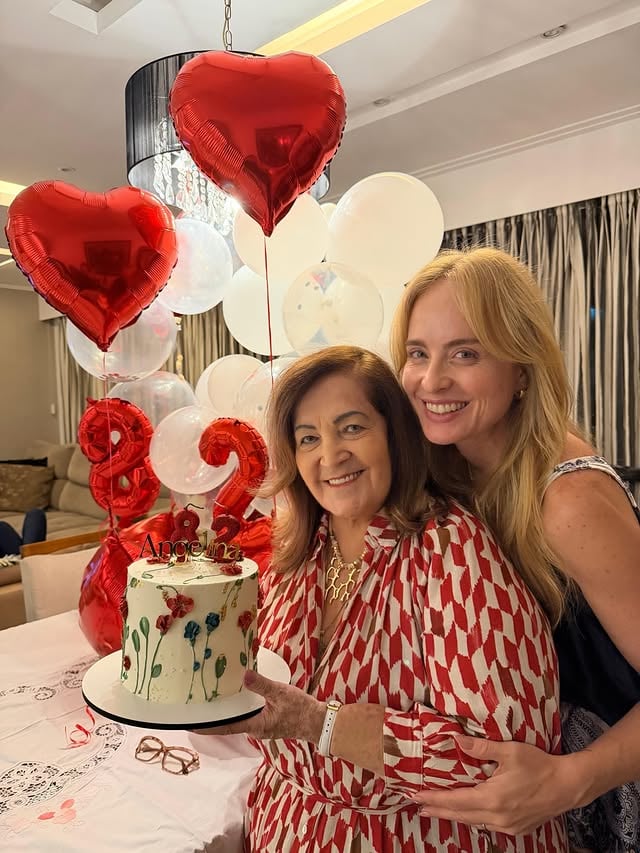 Hoje é dia de celebrar minha mãezinha, essa presença tão especial que enche a vida de todos nós de carinho. Que seu novo ano venha com muita saúde, alegria e momentos lindos ao lado da família. Nós te amamos muito. Feliz aniversário!