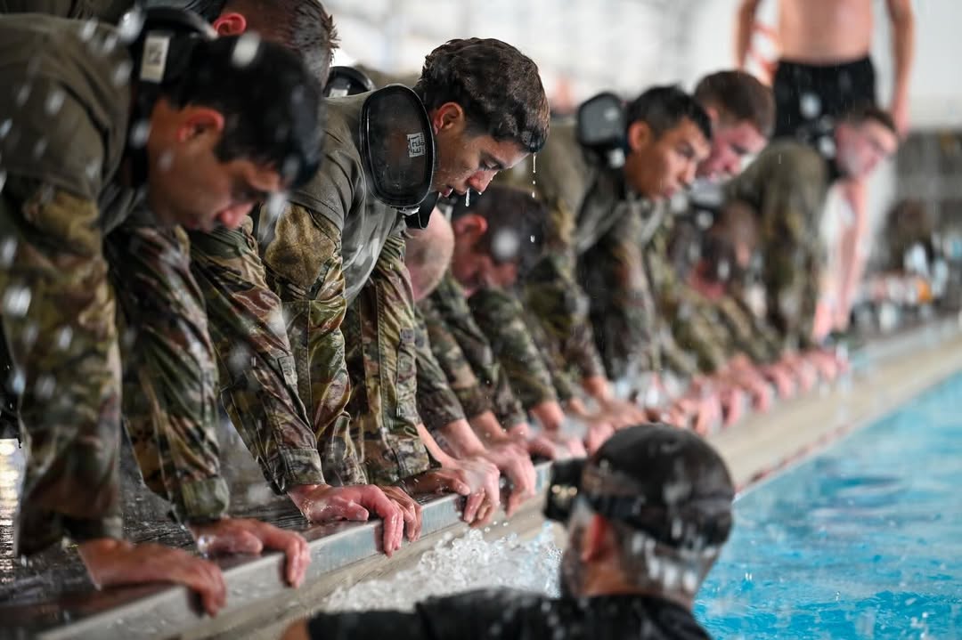 POTENTIAL CANDIDATES - Are you strengthening your water confidence skills? Your training here assess:- Freestyle, breaststroke, and finning one leg turns- Clearing your dive mask- Treading water- Snorkel breathing - Buddy breathing - Swimming in full gear by @specialwarfaretw