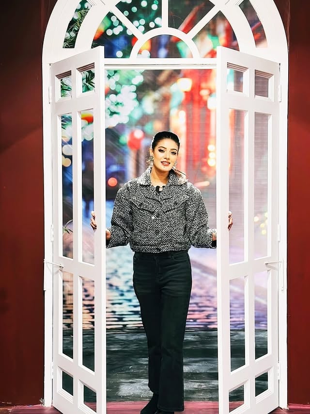 Sandalina রূপ কথা behind the scenes photo with lovely people my outfit @rise.brand makeover and hair @makeoverfinesse styled by me @sabrinazamanribaauthentic by @sabrinazamanribaauthentic