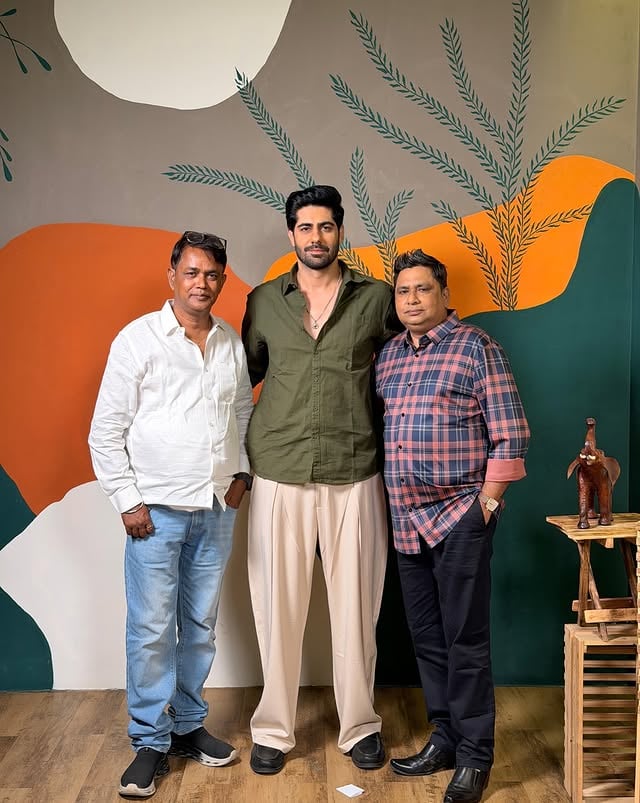 Had the pleasure of meeting Mr @ajaymjaiswal who is a talented singer//composer and also has a knack for honest conversations. Was lucky enough to bump into the legendary @singhranjankumar . I was today years old when I found out that he is a pass out of the National School Of Drama. One of the finest this industry has witnessed. Also promises were made to feed me Litti Chokha. Looking forward 😊🥂 by @rrahulsudhir