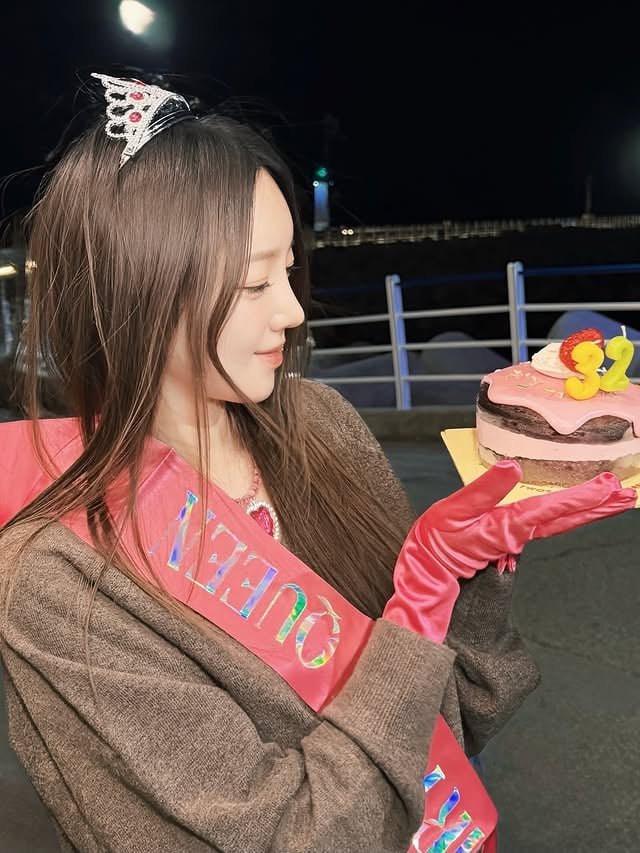 Happy 32nd Birthday🎂다들 축하 해줘서 너무 고맙고 사랑해!매일이 즐겁고 전부는 아니지만 하고 싶은 건 다 할 수 있는 어른이 돼서 너무 행복해❤️ 30대 금방 지나가겠지만 40이 되어도 나는 어린애처럼 살 거야!나랑 같이 철 들지말고 애처럼 살 파티원 구함(1/1000) by @jjh_0306
