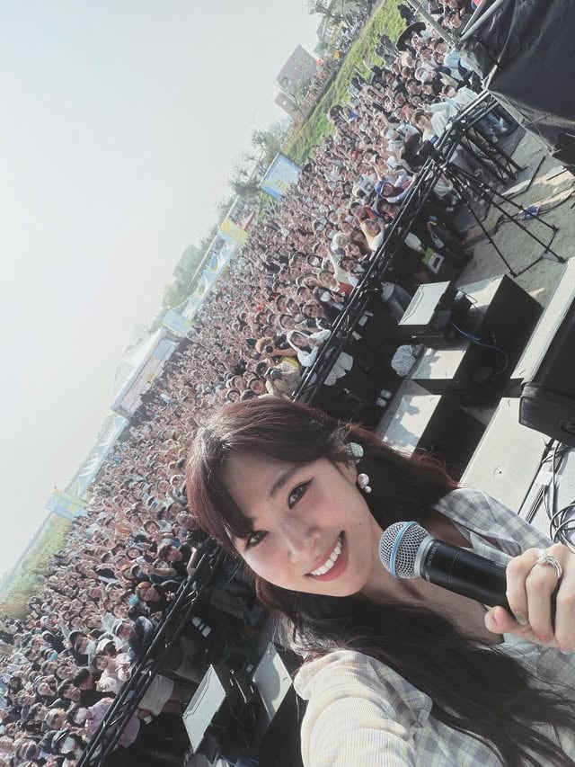 ⊹⁺⸜(ᐡ⸝ɞ̴̶̷ ·̮ ɞ̴̶̷⸝ᐡ)⸝⁺⊹找找看你們在拿裡～～#潮風鈴 Hairstylist：@hahachung1124Makeup：@bellllla____Stylist：@linxiuweiJewelry：@lesisstyleShoes：@charleskeith_twNails: @min__nail by @afuuuuuuuuuu