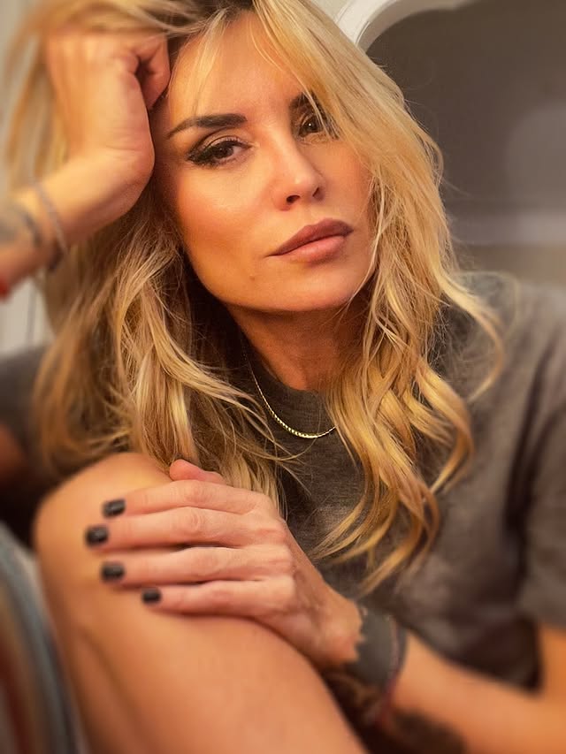 Finalmente a casa. Dopo 3 giorni in giro, passando da un aeroporto all’altro, eccomi sul divano a fare flanella. Ma solo per 12 ore, domani Roma. Consigli su serie tv? #elenoire #casalegno #choosethebestfucktherest