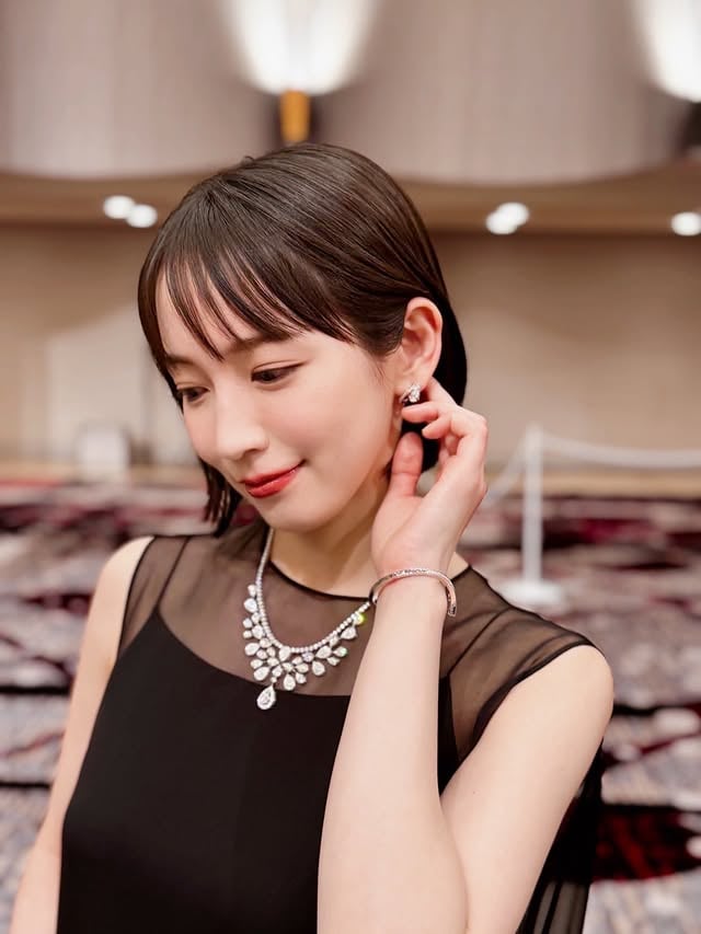 "日本アカデミー賞"今年はプレゼンターで出席させて頂きました。これまでお世話になった方々や大好きな人達と再会して、おめでとうございますを沢山言えた日になりました!この会場にいるならではの心動く瞬間が沢山で…最優秀賞の皆様の言葉の重みや実感。歴史とチームワークを感じる功労賞の方々のスピーチが凄く印象的で、今日本映画界の一員でいられているんだという喜びと背筋が伸びる思いでした。またいつか戻って来られるように頑張ろうと…そういえば裏でスタンバイしていると、天使の歌声が聞こえてきてパッと振り返ると"Luminance"の準備をされている井口理さんで流石に感動と役得👼綺麗だった…賞のバリエーションが年々増えているのは良いですね。いつかヘアメイク、スタイリストさんの賞も作って頂きたいです!受賞された皆様、本当におめでとうございます!!あ、新しい役で髪切りましたっっっスースーします。@numeroventuno @chaumetofficial#日本アカデミー賞