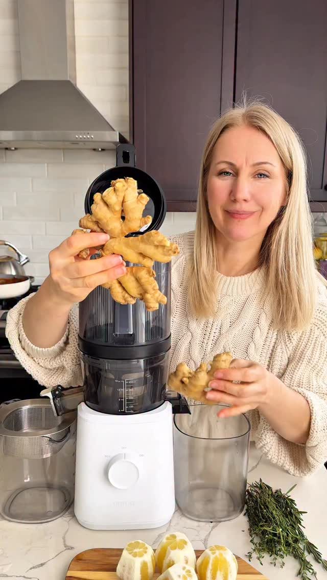 Daily Immunity Hack (Ginger + Herbs) 🌿follow @splashofgoodness for more healthy recipes. 1 handful Ginger, 5 lemons + handful of thyme & rosemary. Powerful daily immunity + brain support 🧠✨Juiced with Nama J2 Juicer.Save $60 with code EVA10. Link in bio/profile or comment GINGER & I’ll DM you 💛No waste here.I dehydrate the pulp + turn it into a flavorful powder for recipes. Dehydrator: 115°F (46°C) – 6–8 hrs. Oven: lowest setting (~170°F/75°C) – 3–5 hrs Happy ThursdayEva#gingershots #immunityboost #naturalremedies #juicing by @splashofgoodness