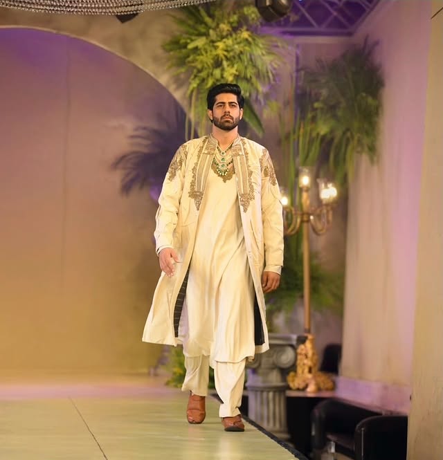 For A Reason 😊#bewithbeti An initiative by: @anuranjan1010 Outfit: @tinaaranka @tinaarankaofficial Jewellery: @rathodjewellersofficial Choreography: @shie_lobo #bewithbeti#show #fashion by @rrahulsudhir
