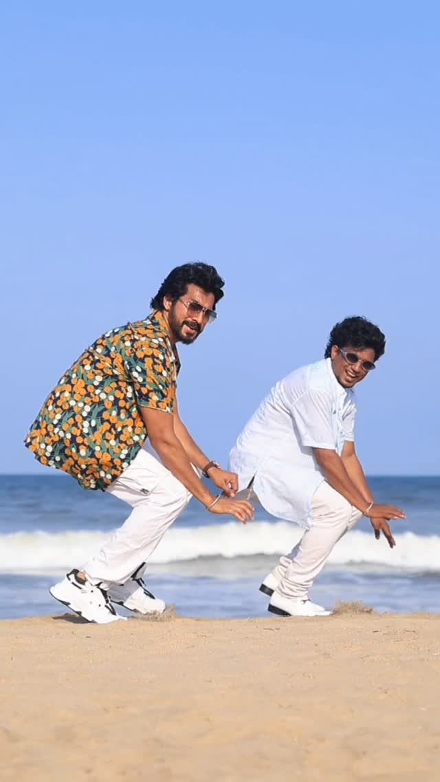 Tinga Tinga🕺🕺🕺 Late uh vandhaalum, Neat uh varanum adan mukkiyam😜😜 Boys : @nallavanda_ @surendar_uaVideography 📹: @i.hare_shLocation : @elementsoneastcoast#tingatinga #moonwalk #trendingreels #prabhudeva #arrahman by @actormunna_official