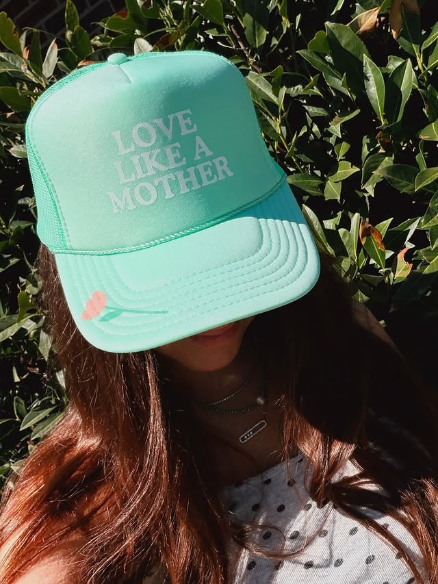For moms who love, lift & lead 💪💪 LOVE LIKE A MOTHER hats ✨🌷 ps, we also have matching style for minis for the perfect mama & me moment.20% of proceeds from this collection are donated to @allianceofmoms ✨#holidayjunkie