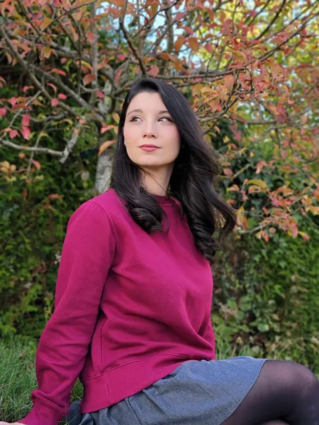 Aujourd’hui c’est l’anniversaire de ma petite maman 🩷Et avec le temps, je comprends mieux d’où viennent certaines parts de moi 🫶L’amour des livres, de la poésie, de l’art… cette curiosité qui pousse à toujours apprendre et aller plus loin, c’est de ma maman.Elle me racontait avant de m’endormir toutes les histoires de la mythologie, et elle m’a même donné le goût à une langue morte ahahJe suis fière de ce que je suis devenue grâce à elle, et j’espere un jour être aussi belle intelligente et passionante qu’elle 🥰Je t’aime maman, en esperant que ca t’arrive d’ouvrir instagram ahahahaEn plus, trés contente de publier toutes les photos de cet ancien shooting, j’adore cette couleur framboise, c’est clairement assorti aux habits qu’elle me mettait bébé hehe 🤗❤️ (petite impression d’évolution pokemon) by @_pressea