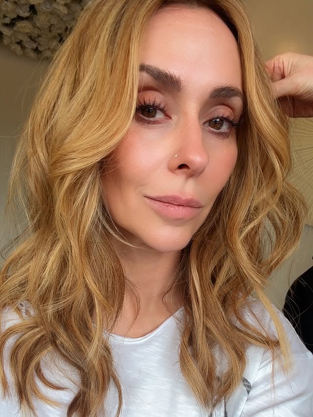 We always do a hair change for hiatus! I loved time with my girls and this new look @nikkilee901 @tarynhoustonn @seama901 by @jenniferlovehewitt