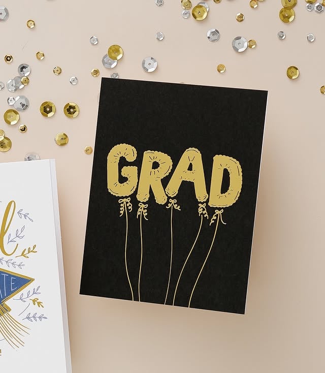 Let’s get ready to celebrate the Grads! I love our new card and hope you will too! Shop this card now @2021_co and @the.holidayjunkie by @jenniferlovehewitt
