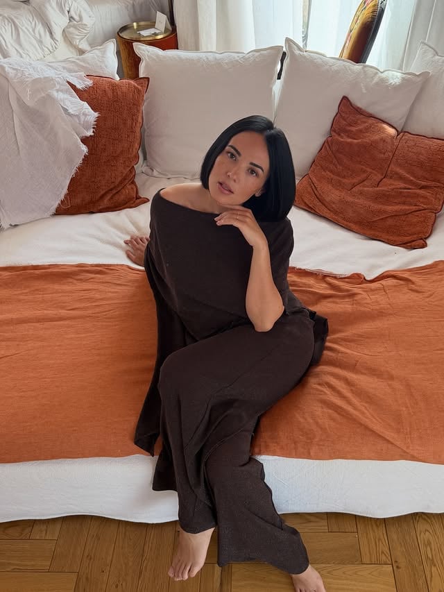 Mon mari me dit que je suis la plus belle du monde et j’ai carrément envie de le croire 👸🏻 @FashionNova Yareli Metallic Mesh Cape Pant Set - Chocolate 🍫 - publicité by @agatheauproux