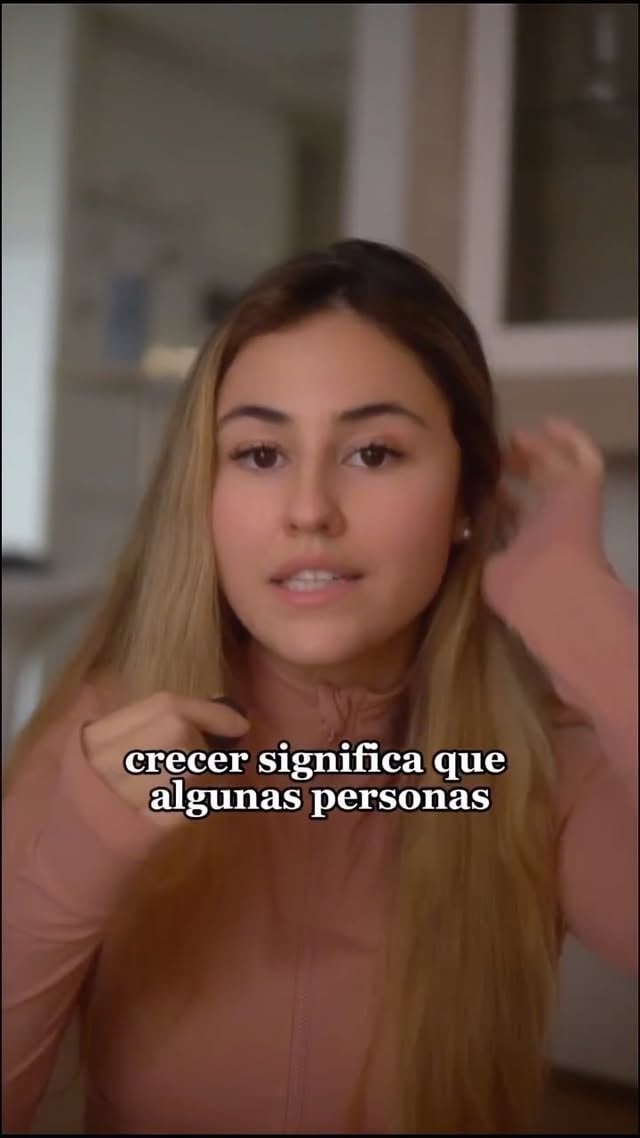 No puedes florecer en un lugar donde todavía te ven como una semilla. A veces toca ser el “extraño” en tu propia casa para poder ser fiel a la persona en la que te estás convirtiendo. Menos etiquetas de los demás y más espacio para ser. 🌿🚀 by @irenealbacete