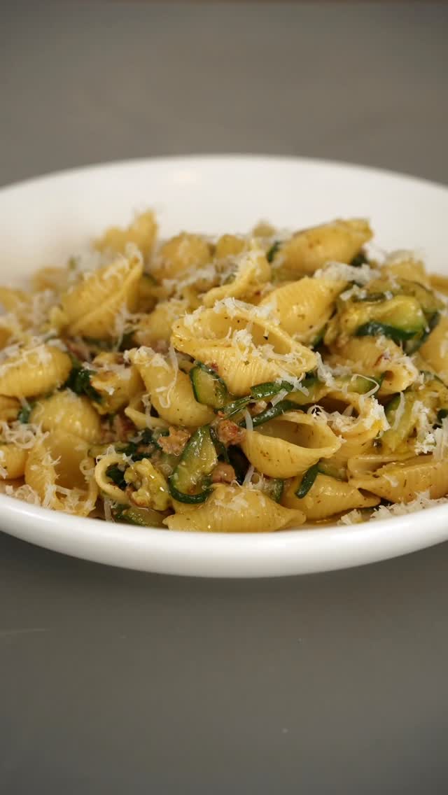 Ma recette de pasta courgettes & saucisses ☀️🔥J’ai l’honneur de vous annoncer que ma recette légendaire de pâtes courgettes & saucisses est dispo sur @hellofreshfrance ! 😎 Code PROMO : WHOOGYSCe plat fait partie des 12 recettes que j’ai imaginées pour HelloFresh, et que vous allez pouvoir tester durant tout l’été ! Autre bonne nouvelle : avec le code « WHOOGYS » vous obtenez 85€ de réductions sur les boxs HelloFresh ainsi que l’apéro offert pendant tout l’été (chaque semaine, on vous offre un produit apéritif au choix comme des saucissons, des boissons, des tartinades, des snacks, des fruits, des fromages, etc. dans chacune de vos commandes et pendant tout l’été !).Les ingrédients pour cette première recette (2 pers) :180g de pâtes type conchiglie200G de chair à saucisse 2 courgette 10 feuilles de menthe60g de pesto verde 40g de parmesan by @whoogys