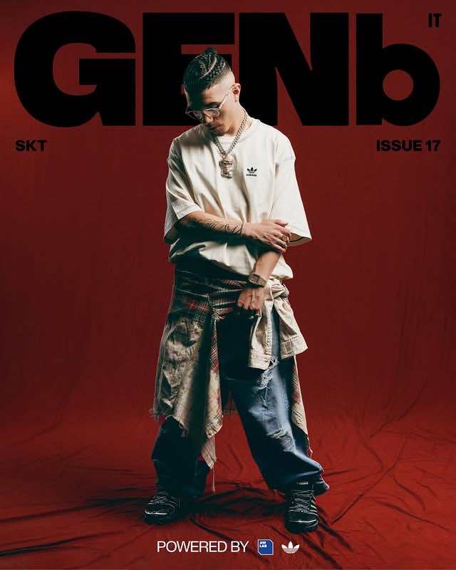 SKT ha 27 anni, ma ha già vissuto almeno quattro carriere differenti. La prima, quando tutti lo chiamavano ancora Stefano, in un coro londinese che girava per l’Europa. Poi, a 16 anni, quella da produttore a cui è seguito un primo tentativo di fare rap. «Ho cominciato scherzando e facendo freestyle. Non nego che era anche un modo per fare il figo a scuola dove mi conoscevano più per il canto. Oggi mi fa ridere che in Italia è il contrario» racconta. La quarta fase è infatti quella che l’ha portato nel nostro Paese e l’ha reso virale con il suo “CALABRITISH”. Da un lato l’inglese, dall’altro il dialetto calabrese che, fino qualche anno fa, per lui era l’italiano. Non è frutto di una costruzione, ma qualcosa di naturale. Basta scambiarci qualche parola per rendersene conto. La filosofia di SKT si basa sul motto: «Se puoi fare, fai» ed è per questo che non ha voglia di limitarsi al rap. Quest’anno ha attraversato il reggae con Alborosie, prima del feat con @gaiaofficial in “TROPICALIA”. «Ancora adesso non so cosa sta succedendo. Faccio musica che mi piace e perché mi piace». Senza una rotta stabilita, così come viene.SKT è il nuovo protagonista di GENb, che nel 2026 unisce le forze con @awlab e @adidasita per accompagnare nel loro percorso i nuovi talenti più promettenti.Leggi l’intervista completa al link in bio e nelle storie.Intervista: @samuele_valoriCreative direction: @zanottogiovannii @thxlaProduction: @thxlaFoto: @zanottogiovanniiLight Assistant: @matteo_gerbaudoStyling: @federicabelalbaAss.stylist: @giulia.polo @micaperegoo by @sktartist