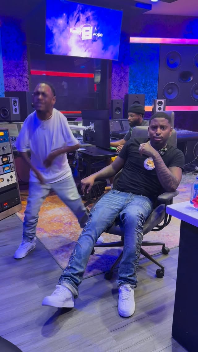 Lil cuz hard he just got to swinging them bitches a lil too much 🤣🤣🔥 @lijoshfl by @funnymike