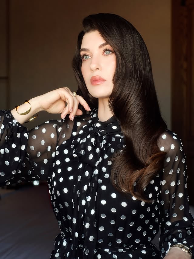 #whatasuchbeautifulday ⚜️A little hint-more is coming..🖤______Credits:✨Photo @dogussubasilar Make-up @serhatsenn Hair @batuhangelisli Styling @yukselozgur Look @carolinaherrera @emaarsquaremall Ve @lorinleylas 🌹#reklam by @aslihanguner