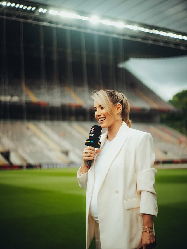 Byebye Stadion…… zumindest für ein paar Wochen. Ich habe mich Donnerstag in meine Babypause verabschiedet. Ein Flugzeug hätte mich jetzt wohl eh nicht mehr mitgenommen 🤣🙈 Ich freue mich jetzt auf alles was auf uns als Familie wartet & melde mich dann schon ganz bald wieder zurück vom Spielfeldrand. Zu lange ohne geht einfach nicht! 📷 @simonstoeckl 💄 @makeupart.byanki by @laurapapendick