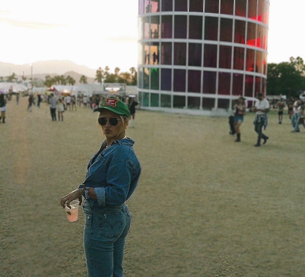 Trying new things and calling it role research for @georgieandmandycbs 🤗 Never seen so many cowboy hats in my life. Thank you @levis for sending me to @stagecoach with a suitcase full of denim. Got to watch my favorite buddy @nikhughesdrum slam sticks and @postmalone slam beers, a win all around even with the wind evacuation. As always @laquintaresort is so fab! #picklebeerforever by @emilyosment