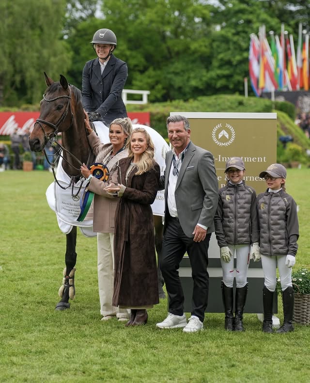 AD / Anzeige - Der Anrecht Investment Harmonie & Fairness Stil Preis® steht für Werte, die im Sport manchmal wichtiger sind als reine Leistung: Vertrauen, Respekt, Fairness und die feine Verbindung zwischen Reiter und Pferd ✨🐎⁠⁠Herzlichen Glückwunsch @clarablau — es war beeindruckend zu sehen, mit wie viel Harmonie und Feingefühl du gemeinsam mit deinem Pferd durch diesen besonderen Parcours gegangen bist 🤍#HarmonieUndFairnessPreis#HamburgDerby#EquestrianSport#AnrechtInvestment#Zuschauerpreis