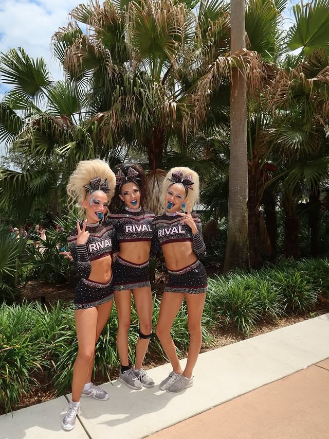 Summit dump pt 2!! I’m so grateful i got the opportunity to fill in on this team! They have been a dream come true! I love all of my bsfs so much by @_perri_leroy_