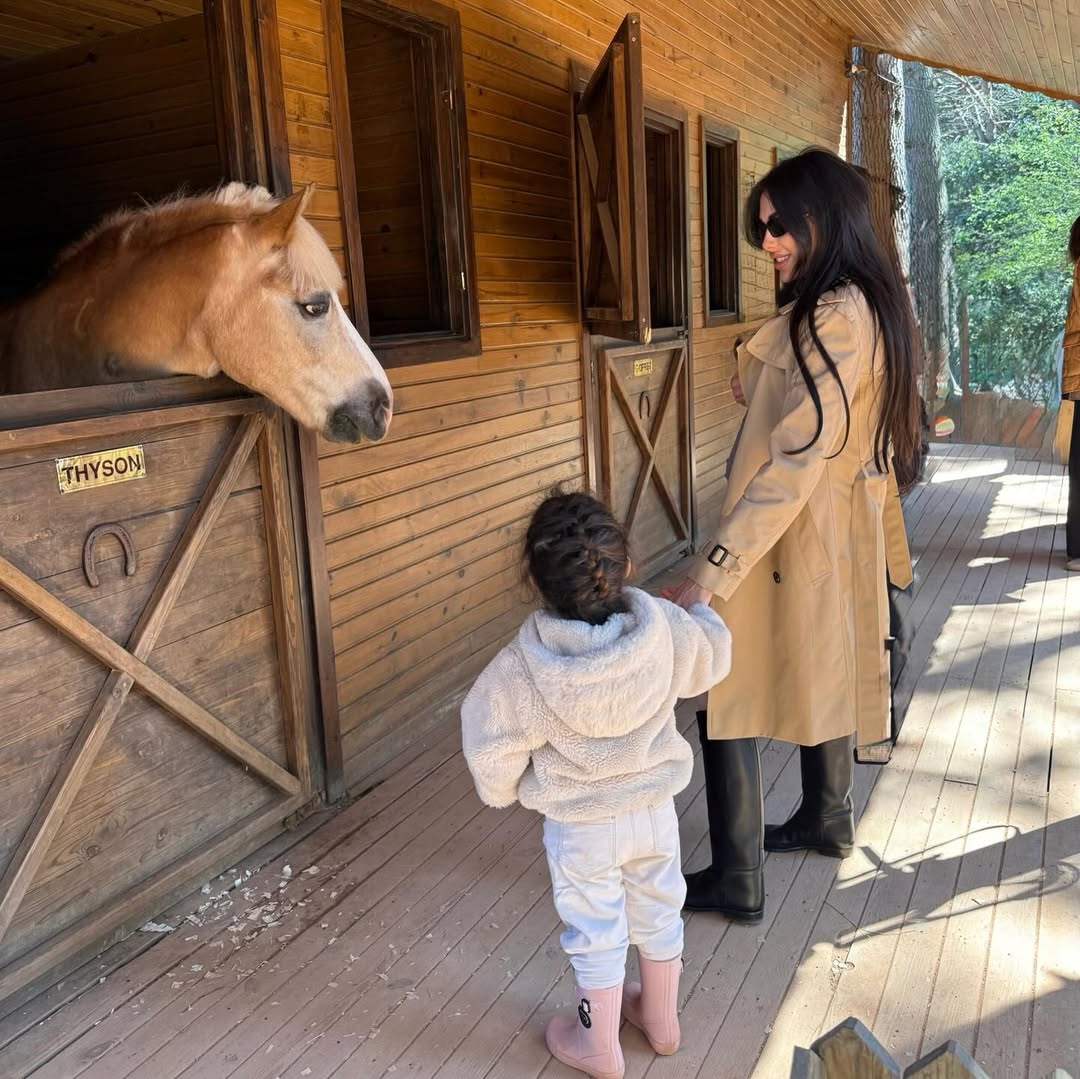 👩🏻‍🌾🐎🐴 by @hibadagher