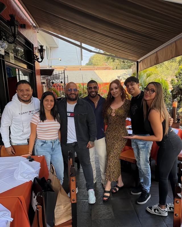 Celebrando el cumpleaños de nuestro querido productor y amigo @papotudela 🎂🥳🎉 Que vengan más éxitos querido Papo! by @xiomykanashiro