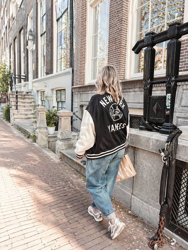 APRIL RECAP ♡April was er eentje met van alles wat…van kleine ergernissen (ja, dat “me” 🙈) tot mooie momenten.We namen afscheid van onze oude eettafel en maakten er zelf één waar we nóg blijer van worden.Er was een leuke samenwerking waarbij ik hulp kreeg van mijn schoondochter (ging ook wel eens mis;)) We werkten aan de tuin en de plantenbak, en ik was op het gezellige @instawoonmeetup Tussendoor ook gewoon het leven: een dagje stad met mijn zoon, uit eten met (oud)collega’s, een ziekenhuis bezoekje, naar een bijzondere voorstelling en al heel vroeg op de vrijmarkt in Amsterdam.En ergens tussendoor… ben ik gewoon -23 kg kwijt in 1,5 jaar en daar ben ik best trots op.Op naar mei ♡•#aprilrecap #monthlyrecap #homesweethome #reallife #reallifestories by @thuisbijsuus