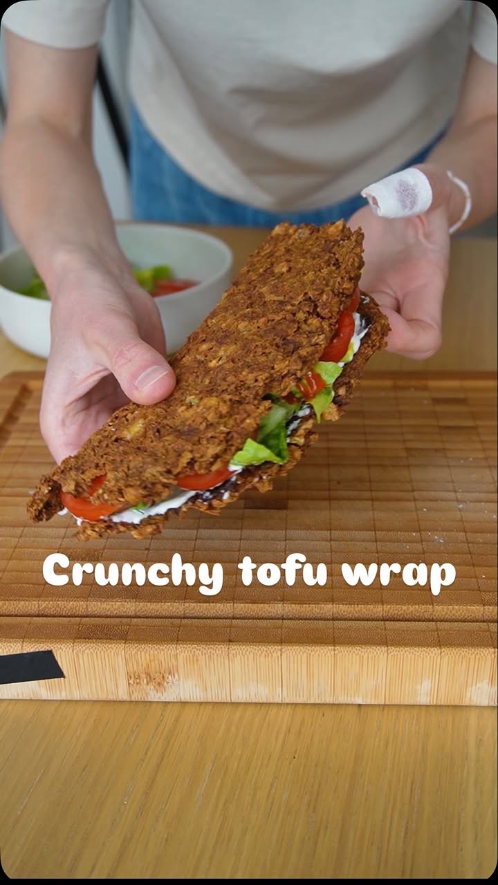 CRISPY TOFU WRAP 🌯 Don’t like tofu? No way, try this first! 🫵It’s easy to make, high in protein and I’m low-key obsessed with it! 🌝RECIPE (1 serving, 30min prep time):-200g tofu, shredded-1 Tsp curry powder or your favorite spice mix-1 Tsp soy sauce-1 Tsp oil -3 Tsp corn starch -salt to tasteMix well and press TIGHTLY on parchment paper.Air fry or bake at 200C for 20-25mins.Add your favorite toppings and eat like a sandwich wrap. 🌯-CRISPY TOFU WRAP 🌯 Du magst kein Tofu? Niemals, probier das erst mal! 🫵 Es ist super easy zu machen, proteinreich und ich bin low-key obsessed damit! 🌝REZEPT (1 Portion, 30min Zubereitungszeit): -200g Tofu, zerzupft -1 TL Currypulver oder deine Lieblings-Gewürzmischung -1 TL Sojasauce -1 TL Öl -3 TL Speisestärke -Salz nach GeschmackAlles gut mischen und RICHTIG fest auf Backpapier drücken. Im Airfryer oder im Ofen bei 200°C für 20-25 Min. backen. Deine Lieblings-Toppings drauf und wie ein Sandwich-Wrap essen. 🌯