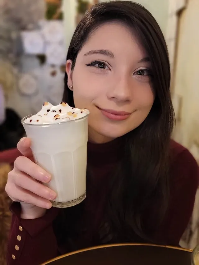 Dimanche, ça fera déjà 5 ans que cette incroyable aventure sur Twitch a commencé… 💜5 ans de lives, de fous rires, de galères techniques, de moments inattendus et surtout… 5 ans avec vous 🥹Honnêtement, je n’aurais jamais imaginé rencontrer autant de personnes formidables derrière un simple stream. Vous avez transformé cette chaîne en un vrai petit cocon où j’ai grandi, appris, ri, parfois râlé aussi 😭 mais toujours avec le cœur ❤️Alors ce dimanche, on fête ça ensemble !5 ans d’aventure, 5 ans de souvenirs, et j’espère encore plein d’années à partager avec vous. Merci d’être là depuis le début… ou d’avoir rejoint la route en chemin ✨️Je vous adore 🫶 by @_pressea