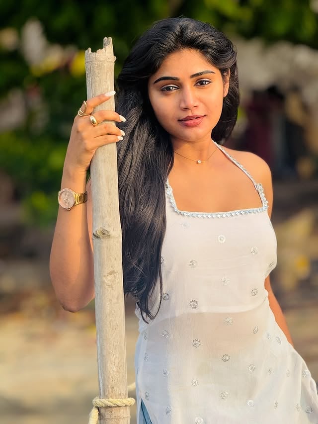 When I wear white, what else can steal the spotlight?🤍😮‍💨#kochi #keralatrip #summer #whitedress #beach by @bramarambika_tutika